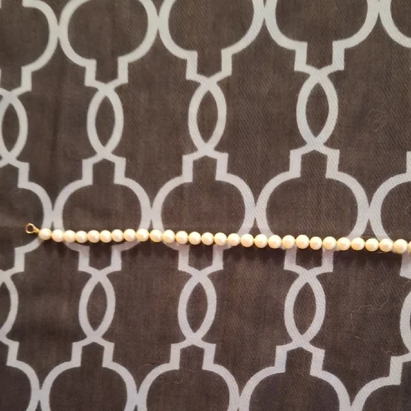 Elegant White Freshwarer Pearl Necklace With 14 Carat Gold Clasp - Picture 3 of 8